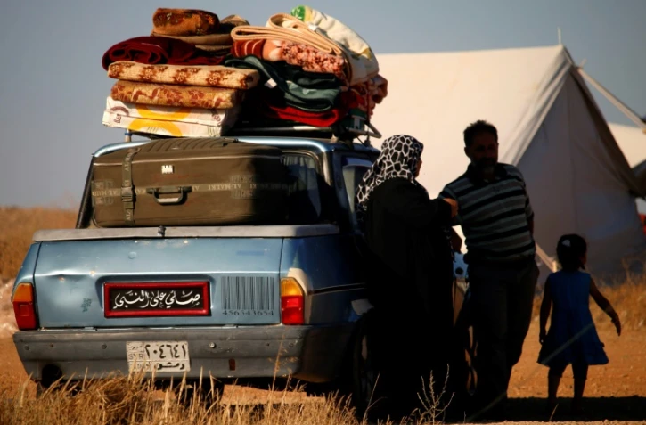Des Syriens ayant fui les bombardements des forces pro-régime dans la province de Deraa attendant dans un camp de fortune près de la frontière jordanienne, dans le sud de la Syrie, le 1er juillet 2018