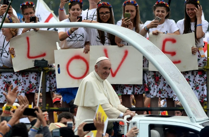 Le pape François arrive au Parc Blonia, le 28 juillet 2016 à Cracovie, pour la cérémonie d'ouverture des Journées mondiales de la Jeunesse