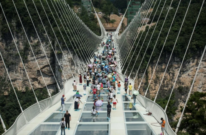 Le pont piéton en verre le plus long et haut du monde ouvre au public dans les montagnes de Zhangjiajie (centre de la Chine), le 20 août 2016