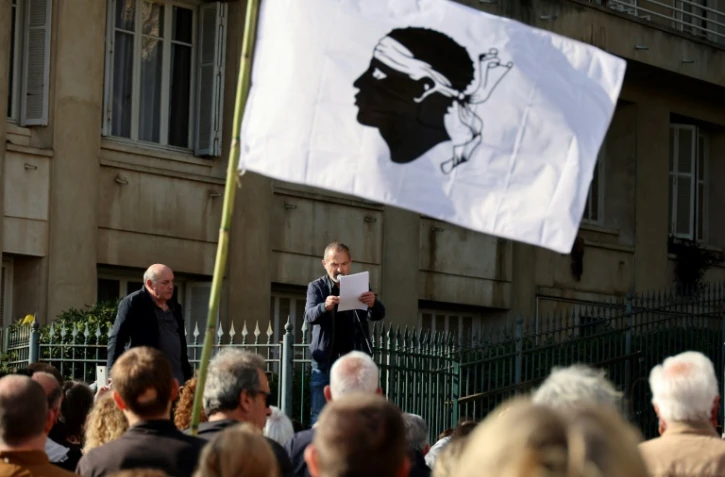 Le président du collectif anti-mafia Massimu, Jean-Toussaint Plasenzotti (C), délivre un discours à l'occasion de la manifestation organisée à Ajaccio, le 8 mars 2025