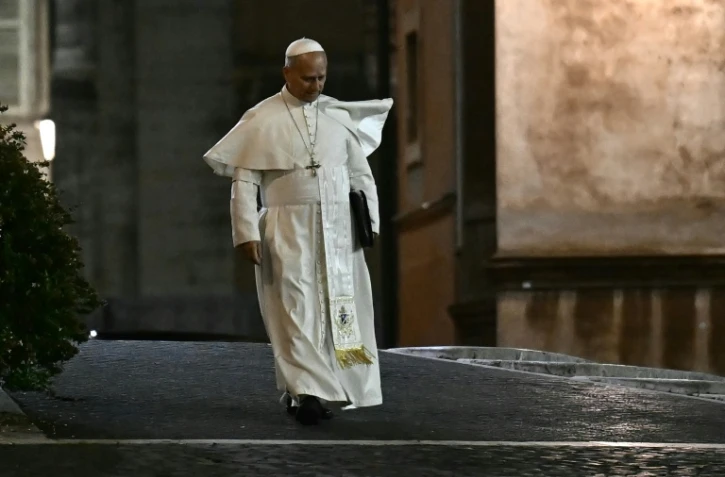 Le pape Léon XIV quitte le Vatican et se rend à pied à sa résidence après une réunion de deux jours avec les cardinaux dans le cadre d'un consistoire extraordinaire au Vatican, le 8 janvier 2026