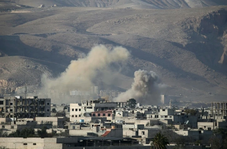 De la fumée s'échappe au-dessus de Hammouriyé, une localité de l'enclave rebelle dans la Ghouta orientale, après des bombardements du régime, le 3 mars 2018