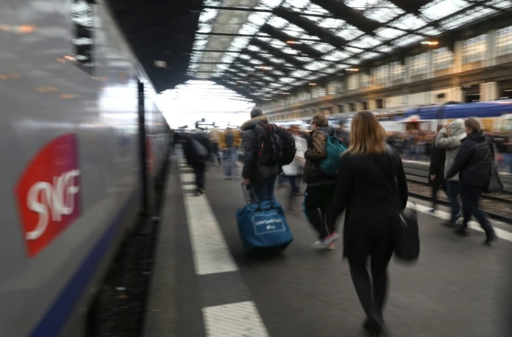 Des voyageurs le 1er juin 2016 gare de Lyon à Paris