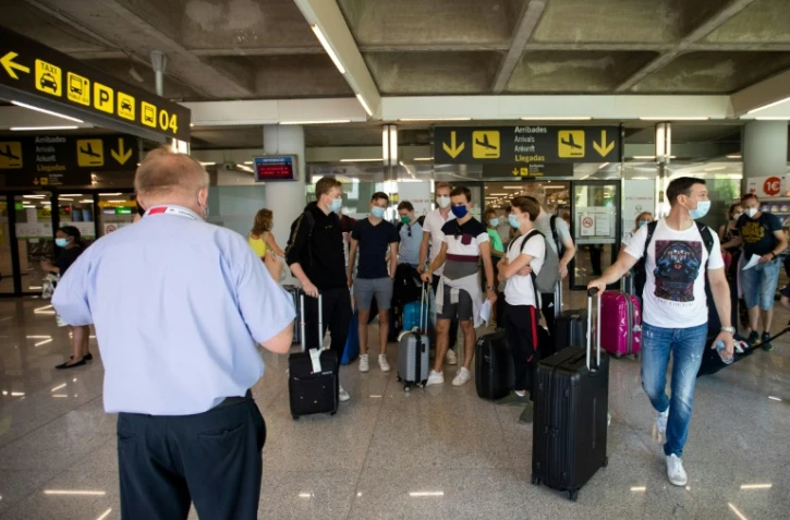 Touristes à l'aéroport de Palma de Mallorque le 27 juillet 2020