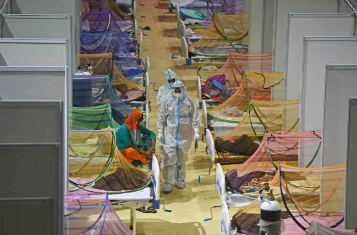Des soignants en combinaison intégrale de protection dans un centre de prise en charge des patients atteints du Covid-19, le 2 mai 2021 à New Delhi, en Inde