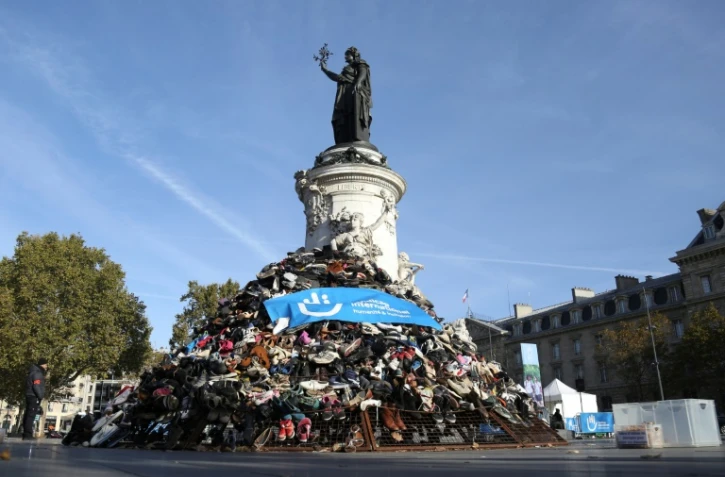 La pyramide de chaussures organisée par Handicap international place de la République à Paris, le 29 septembre 2018