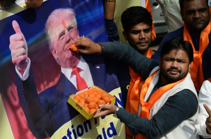 Des membres du groupe ultra-nationaliste Hindu Sena célèbrent la victoire de Donald Trump, le 9 novembre 2016 à New Delhi