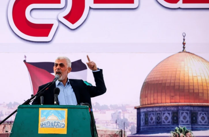 Photo d'archive de Yahya Sinouar, chef du mouvement islamiste palestinien Hamas dans la bande de Gaza, lors d'un discours dans la ville de Gaza, le 14 avril 2023