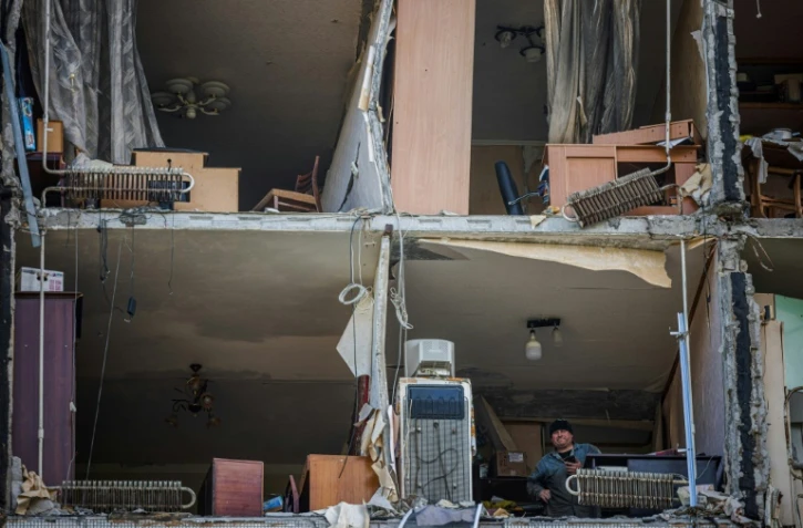 Homme dans les décombres de son appartement dans le district de Saltivka dans le nord de Kharkiv, en Ukraine, le 15 mai 2022