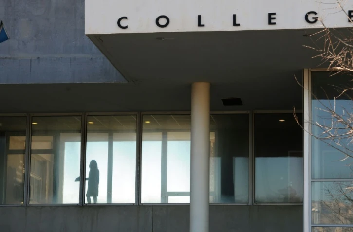 Les théories du complot qui fleurissent sur internet ne doivent pas être sous-estimées par l'école, qui doit former enseignants et élèves à démonter ces discours, ont plaidé Najat-Vallaud Belkacem et des spécialistes