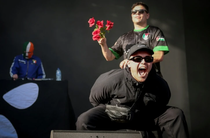 Liam O'Hanna, alias Mo Chara (au centre) et Naoise O Caireallain, alias Moglai Bap (à droite), du trio Kneecap, sur la scène de Rock en Seine le 24 août 2025 à Saint-Cloud, près de Paris