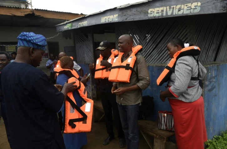 Des passagers s'apprêtent à monter à bord d'un bateau rapide à la jetée de Bayeku (commune d'Ikorodu) pour se rendre à Lagos, le 14 novembre 2017