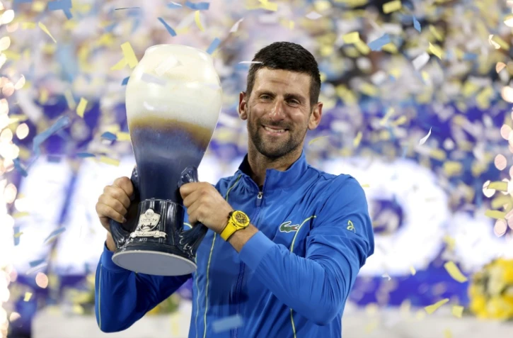Le Serbe Novak Djokovic soulève le trophée du Masters 1000 de Cincinnati remporté contre Carlos Alcaraz, le 20 août 2023 à Mason, dans l'Ohio