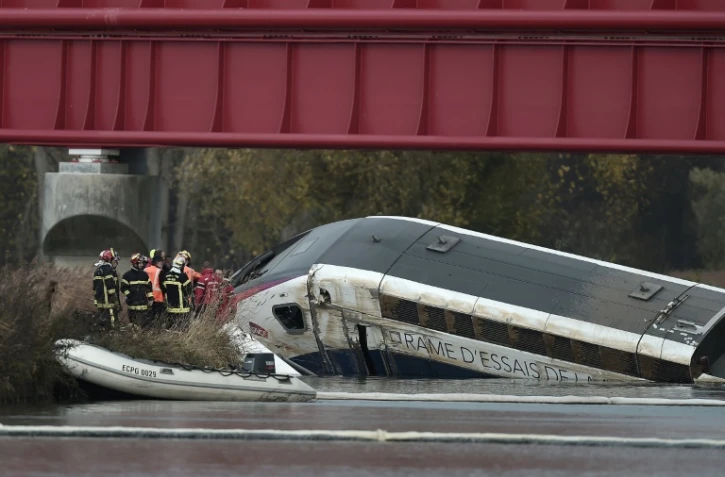 Des sauveteurs sur le lieu de l'accident du TGV à Eckwersheim (Bas-Rhin), le 15 novembre 2015