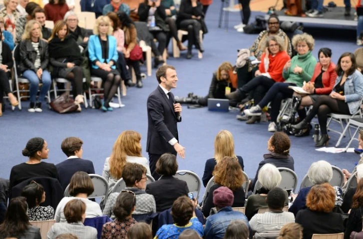 Emmanuel Macron en plein débat avec une assemblée de femmes le 28 février 2019 à Pessac