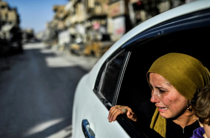 Une femme pleure en découvrant les destructions dans la ville syrienne de Raqa, le 20 octobre 2017