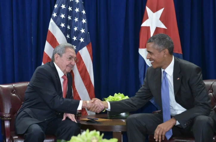 Le président cubain Raul Castro (g) et son homologue américain Barack Obama, à New York le 29 septembre 2015