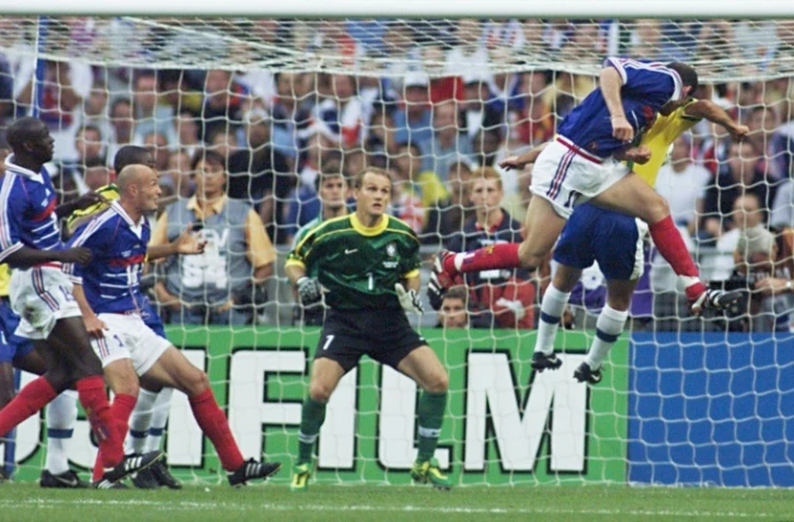 Zinedine Zidane inscrit le premier but de la tête lors de la victoire en finale face au Brésil le 12 juillet 1998