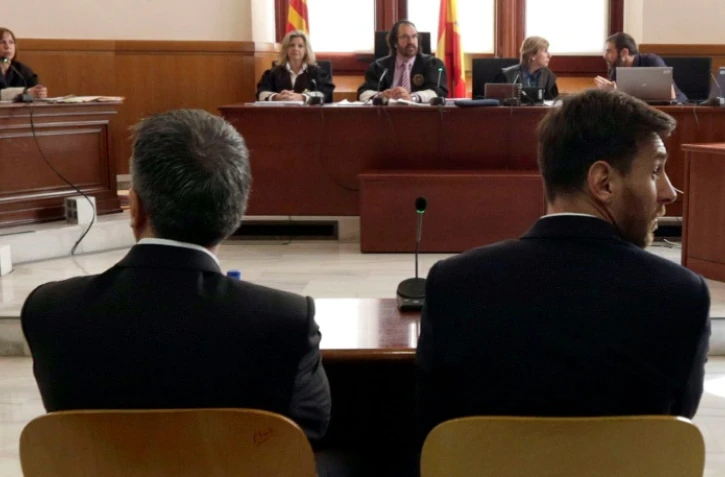 Lionel Messi (à droite) et son père Jorge Horacio Messi, le 2 juin 2016 lors du procès au tribunal de Barcelone
