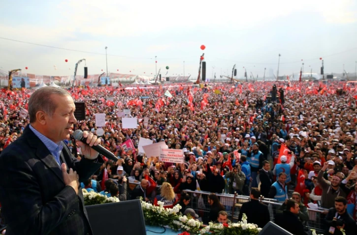 Photo prise et fournie le 8 avril 2017 par les services de la présidence turque montrant le président Recep Tayyip Erdogan s'exprimant lors d'un meeting à Istanbul