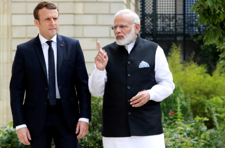 Le Premier ministre indien Narendra Modi (d) et le président français Emmanuel Macron, le 3 juin 2017 au palais de l'Elysée à Paris