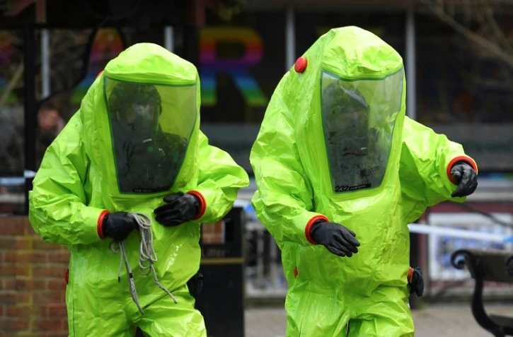 Des membres des services d'urgence en train d'intervenir le 8 mars 2018 sur le banc où Sergueï Skripal et sa fille Ioulia ont été retrouvés inconscients