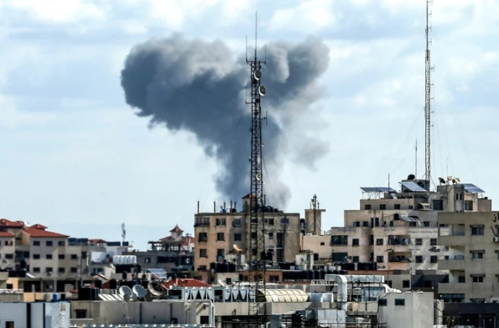 Un panache de fumée s'élève dans le ciel de Gaza après des bombardements israéliens, le 27 octobre 2018