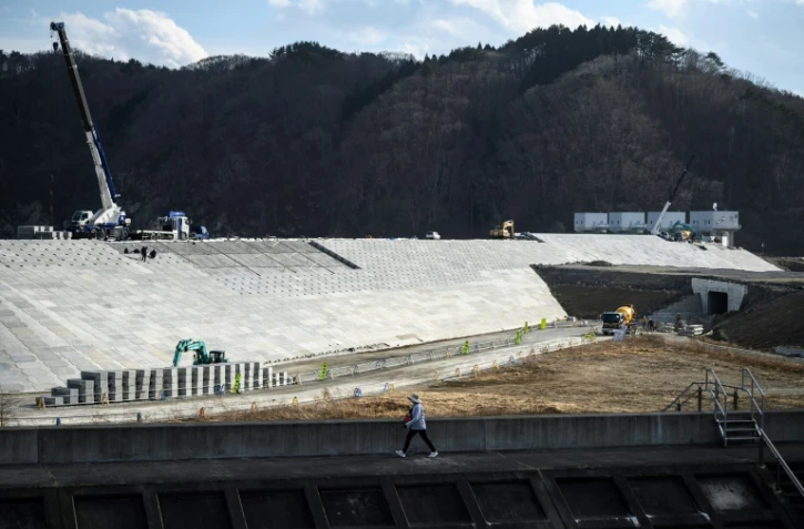 Construction de nouveaux murs anti-tsunami plus hauts, le 26 février 2021 à Taro, dans la préfecture d'Iwate, au Japon