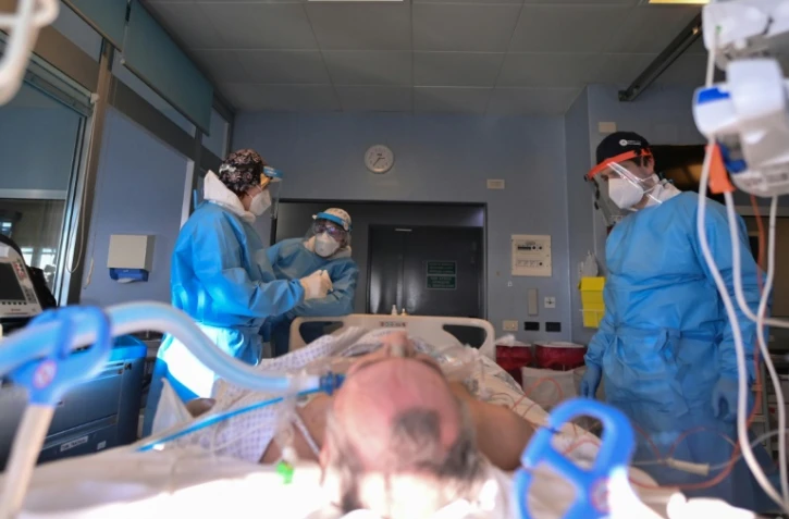 Des soignants s'occupent d'un patient atteint du Covid-19 dans l'hôpital de Crémone, en Italie, le 11 janvier 2022