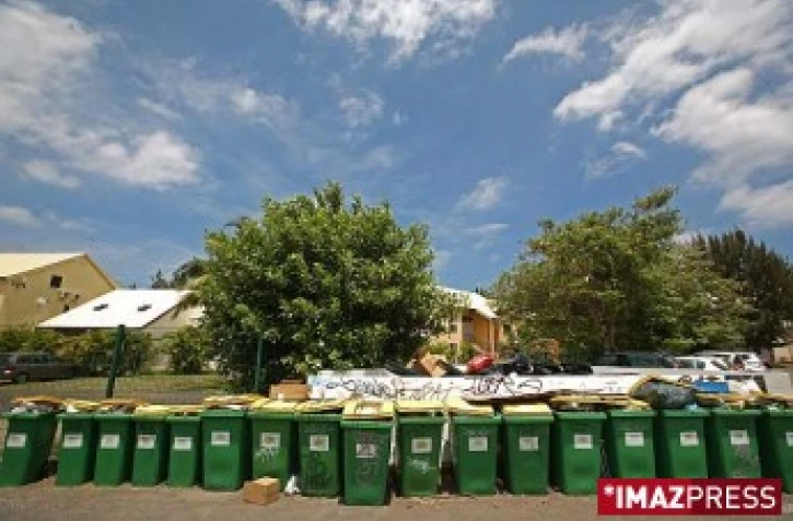 Jeudi 8 novembre 2007 - 

Les poubelles de la moitié des communes de l'île ne sont plus collectées à la suite d'une grève chez Véolia