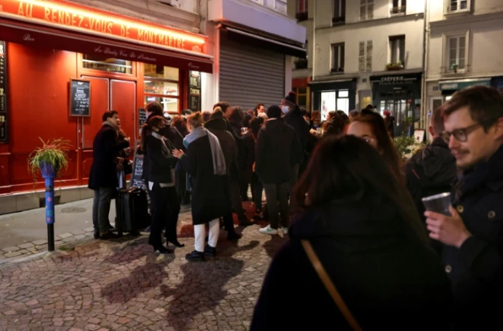 Avant l'instauration du couvre-feu à 18H00 partout en France, des Parisiens profitent de leur dernière soirée, le 15 janvier 2021