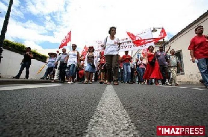 Mardi 20 Novembre 2007 - manifestation des techniciens et ouvriers de service en emploi précaire - Photo Imaz Press Réunion