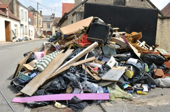 Les effets personnels d'habitants de Montargis gisent devant leur maison après les inondations, le 7 juin 2016