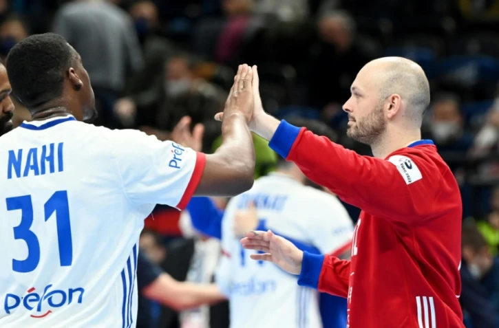 Dylan Nahi, Vincent Gérard et les Bleus se congratulent à l'issue de leur démonstration contre   les Pays-Bas à l'Euro à  Budapest, le 20 janvier 2022 