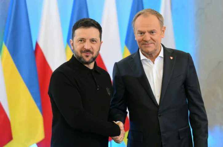 Le président ukrainien Volodymyr Zelensky (g) et le Premier ministre polonais Donald Tusk, le 15 janvier 2025 à Varsovie