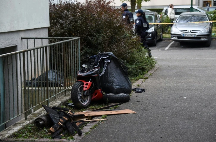 L'épave d'un scooter près d'un immeuble incendié à Mulhouse le 2 octobre 2017