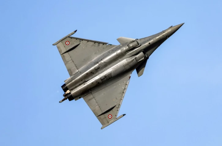 Un Rafale de l'armée de l'air française lors du salon aéronautique de Dubaï 2023, le 13 novembre 2023