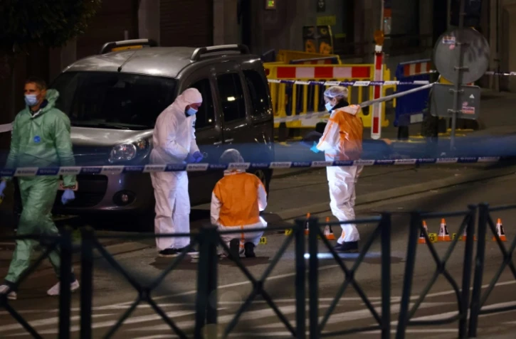 Des membres de la police scientifique belge sur les lieux où deux ressortissants suédois ont été tués le 16 octobre 2023 à Bruxelles