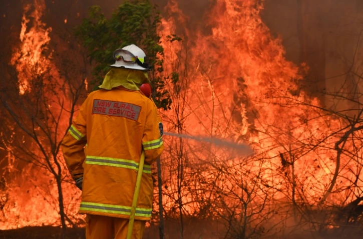 Un pompier australien, le 9 novembre 2019, face à l'un des nombreux incendies qui ravagent la côte est de l'Australie