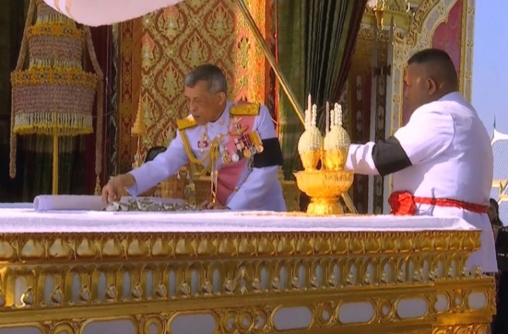 Le roi thaïlandais Maha Vajiralongkorn (c) prend les endres de son père, le défunt roi Bhumibol Adulyadej, pour les placer dans des urnes funéraires, le 27 octobre 2017 lors de ses funérailles à Bangkok