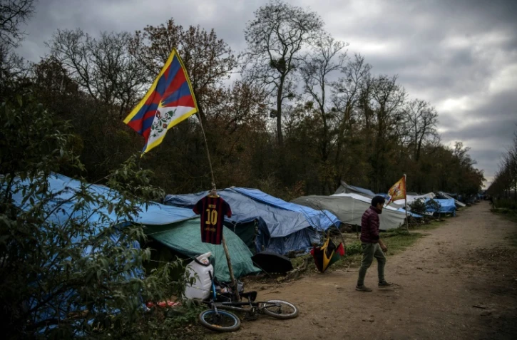 Des Tibétains en exil affluent dans les Yvelines, attendant l'asile dans des campements provisoires dont l'ampleur commence à inquiéter les autorités