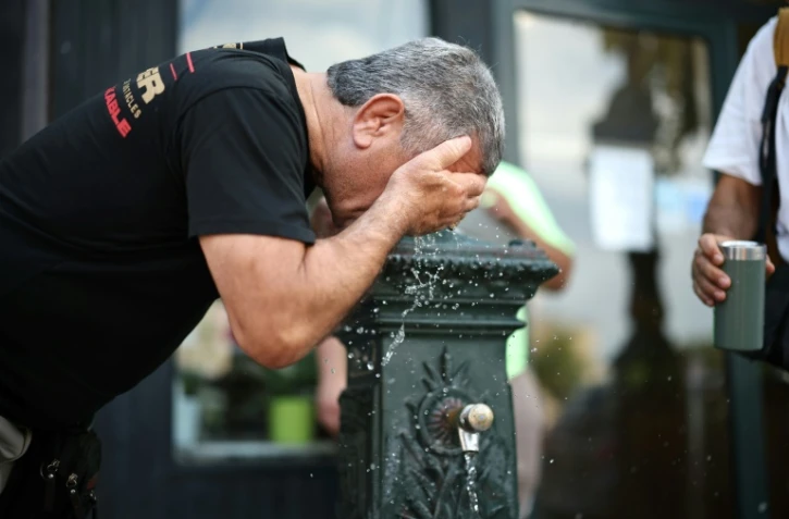 Un homme se rafraichit à une fontaine publique à Paris le 18 juin 2026