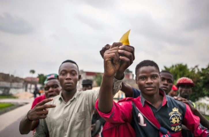 Des opposants congolais montrent un "carton jaune" au chef de l'Etat Joseph Kabila dans le cadre de la journée "villes mortes" pour exiger son départ, le 19 octobre 2016 à Kinshasa