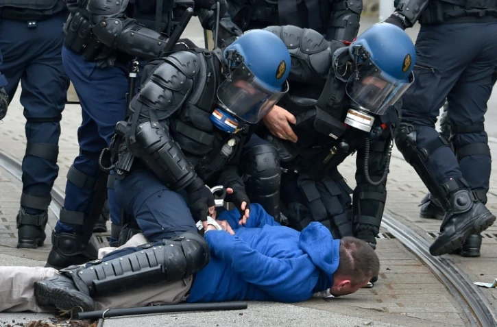 Des policiers anti-émeute arrêtent un manifestant contre la réforme du travail à Nantes le 24 mars 2016