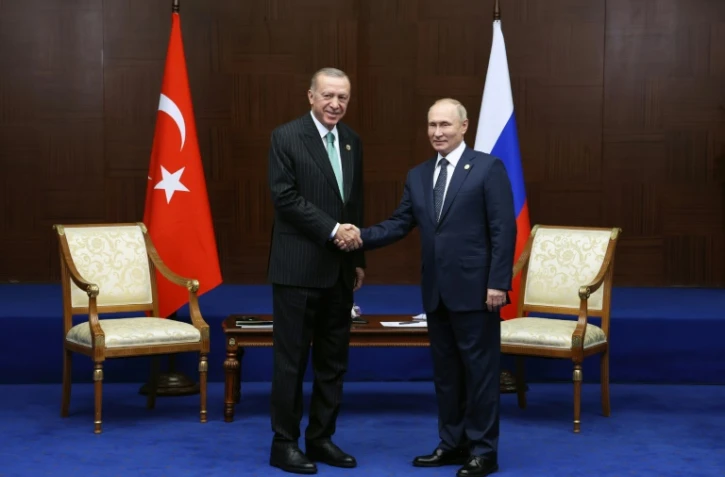 Le président russe Vladimir Poutine (D) et son homologue turc Recep Tayyip Erdogan lors du sixième sommet des chefs d'État et des gouvernements de la CICA à Astana, au Kazakhstan, le 13 octobre 2022
