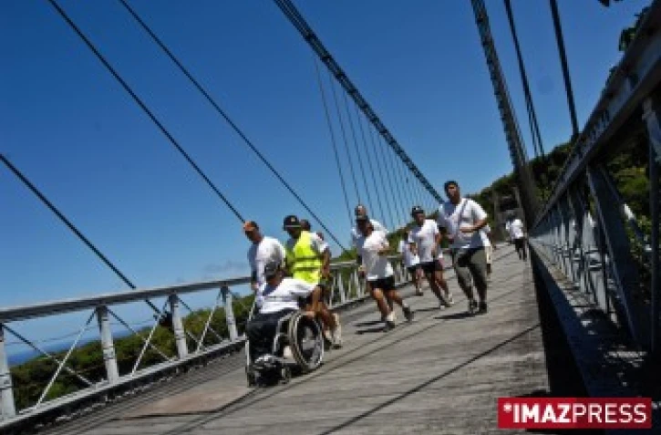 Vendredi 14 décembre 2007 -
2ème jour de l'opération les Messagers de l'espoir
Photo Noël Thomas