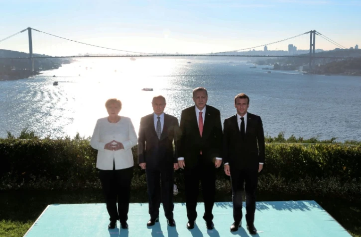 (A partir de la gauche) la chancelière allemande Angela Merkel, le président russe Vladimir Poutine, le président turc Recep Tayyip Erdogan et le président français Emmanuel Macron le 27 octobre 2018 à Istanbul