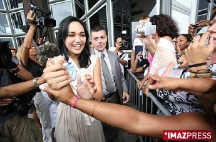 Jeudi 20 décembre 2007 -

Valérie Bègue, Miss Réunion 2007 et Miss France 2008, de retour dans son île