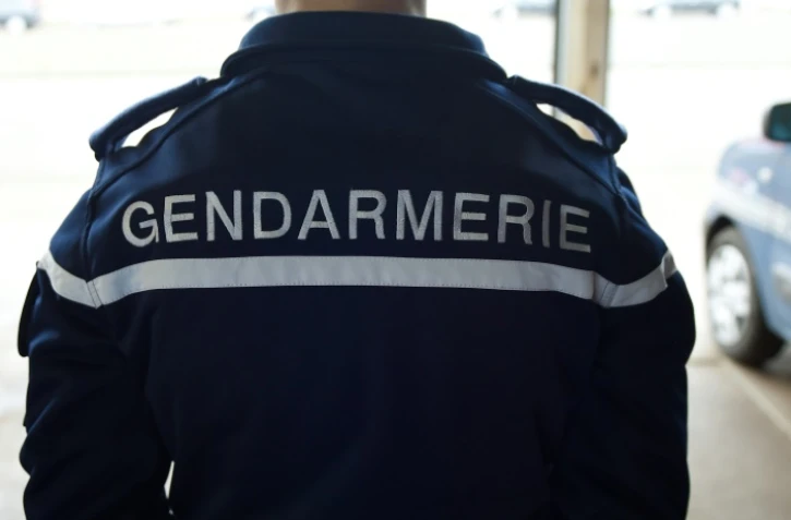 Un petit avion de tourisme en provenance de Cannes s'est écrasé mardi en début d'après-midi près de la piste de l'aérodrome de Ghisonaccia (Haute-Corse) faisant quatre morts, a-t-on appris auprès de la préfecture de Corse. 