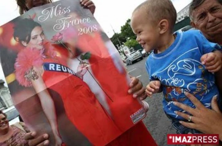 Dimanche 23 décembre 2007 -

Manifestation de soutien à Valérie Bègue, Miss France 2008, menacée de destitution à la suite de la publication de photos jugées suggestives dans &quot;Entrevue&quot;